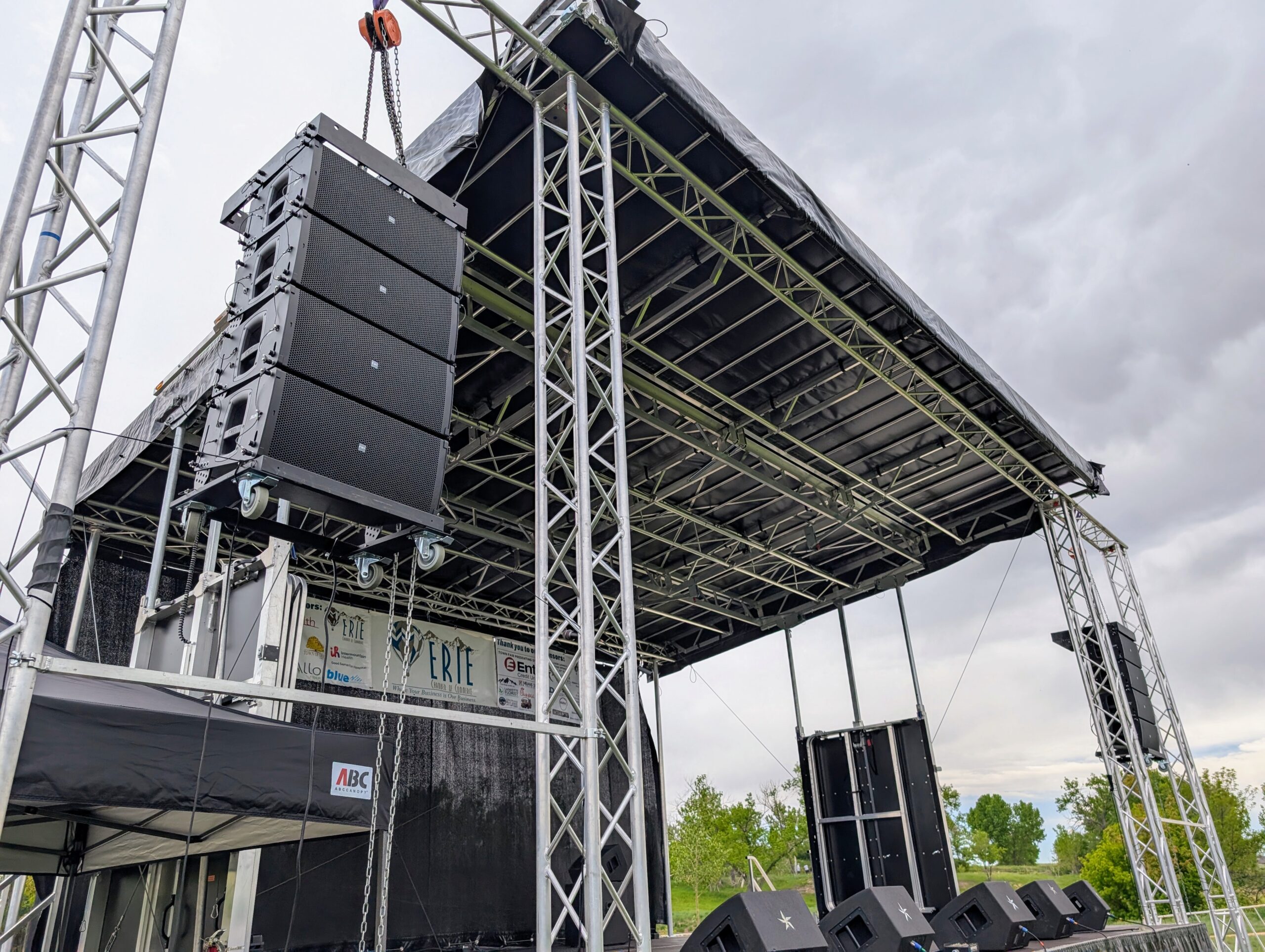FBT muse 210 LND flown from XL mobile stage