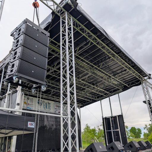 FBT muse 210 LND flown from XL mobile stage